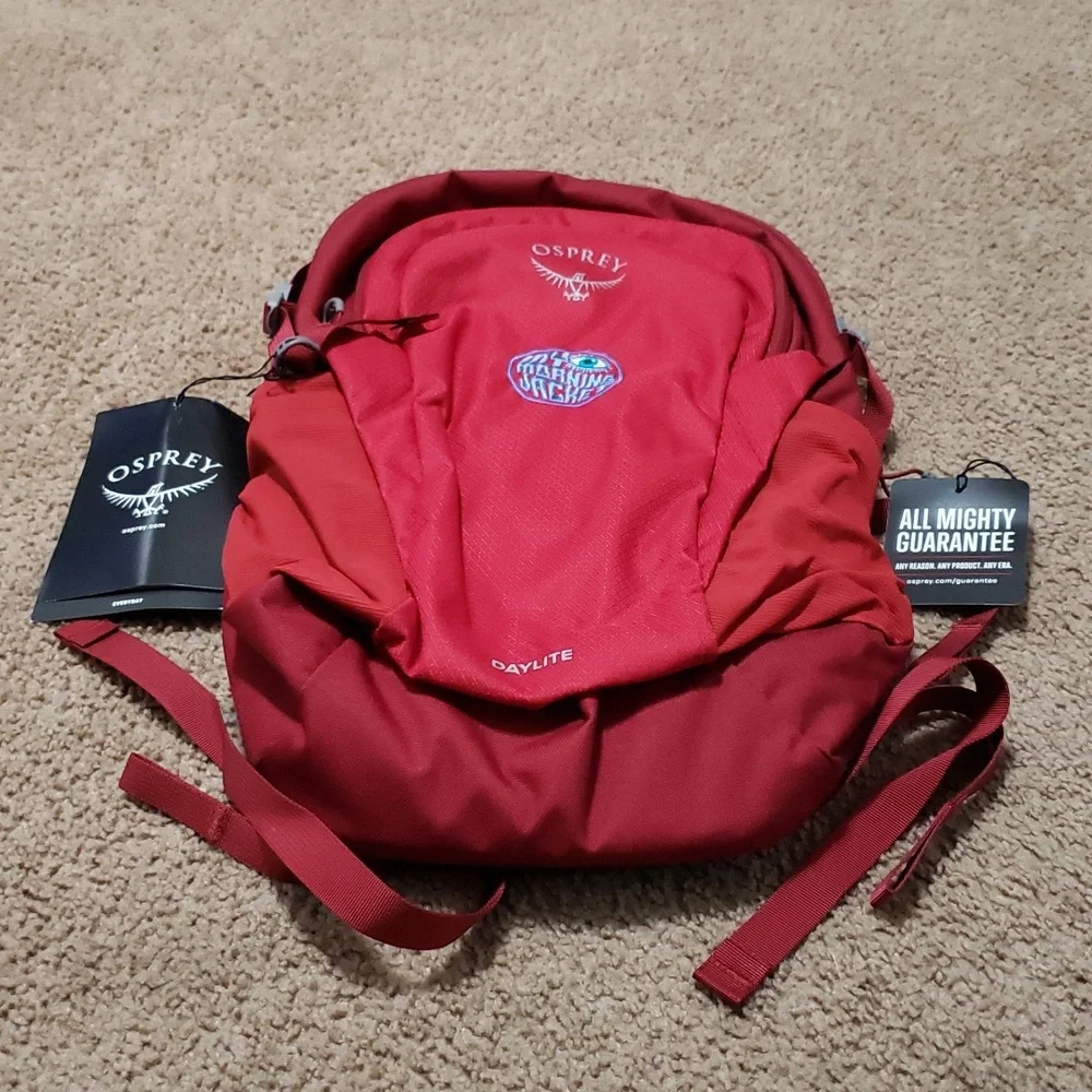 Osprey Cosmic Red Daylite Backpack 13 L NEW NWT $60 - Picture 2 of 9